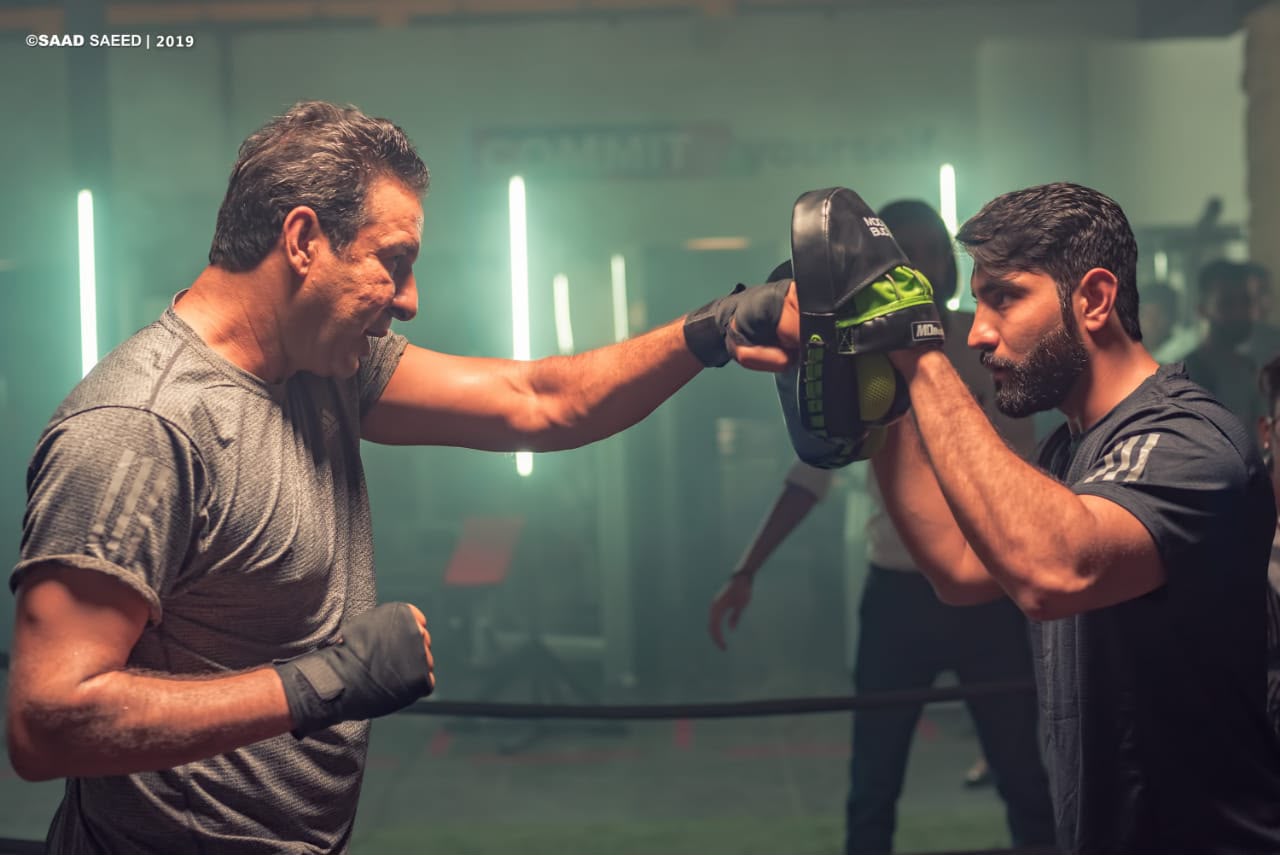 Celebrity Trainer Rabeet Khan Coaching Waseem Akram — Compound Strength Exercise at FitFusion Pakistan